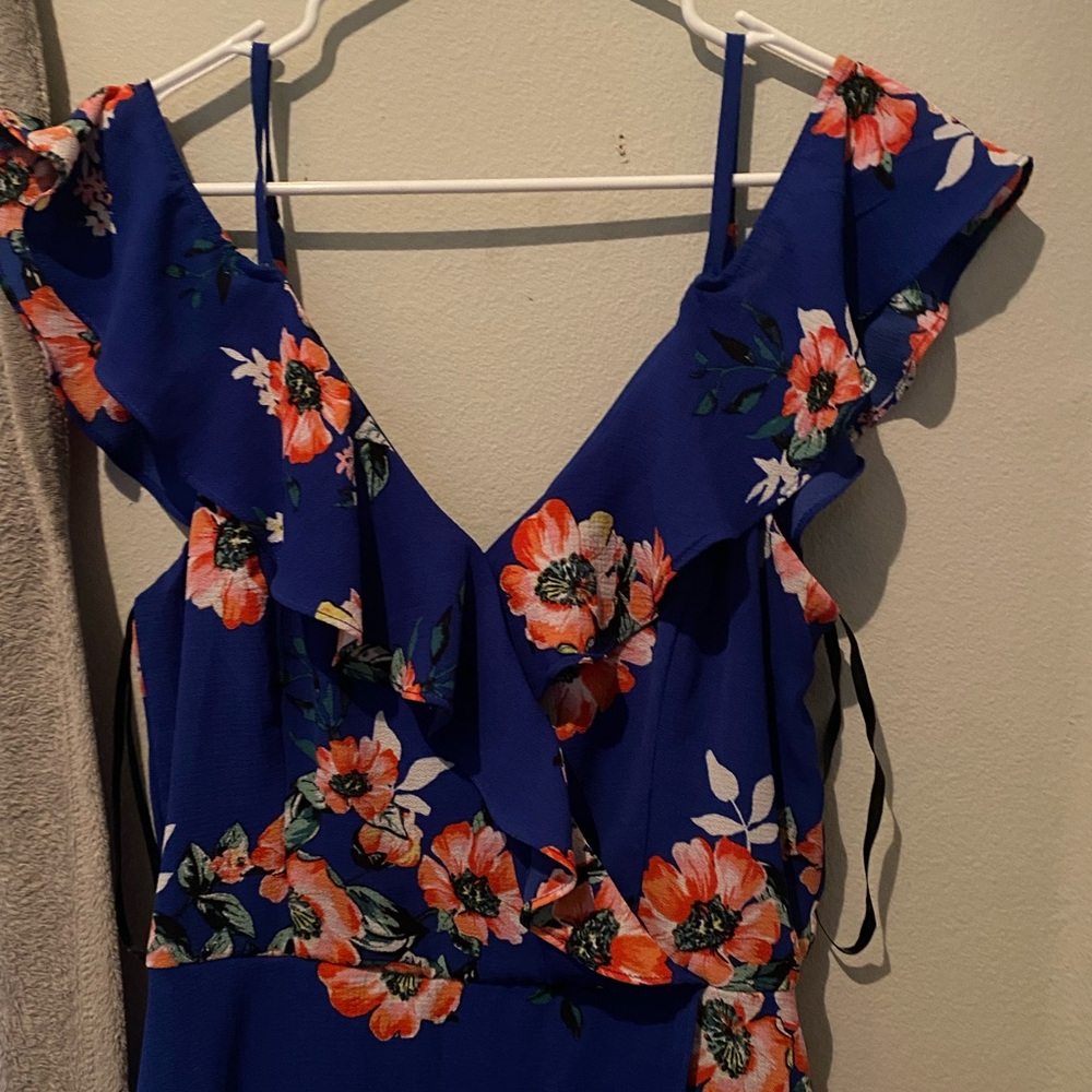This blue beautiful cocktail dress is perfect for any vacation! It is an XL.